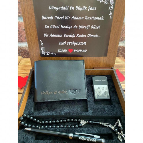 Erkeğe Hediye Ahşap Kutulu Şık Hediye Seti  ( Cüzdan, Tespih, Çakmak ve Kalem)