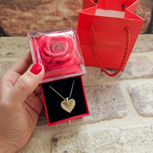 Solmayan Gül Kutusunda Kişiye Özel Melek Kanadı Kolye