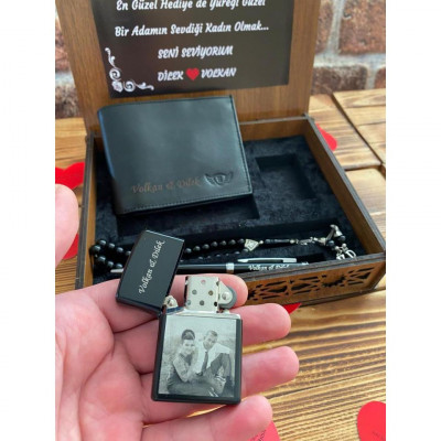 Erkeğe Hediye Ahşap Kutulu Şık Hediye Seti  ( Cüzdan, Tespih, Çakmak ve Kalem)